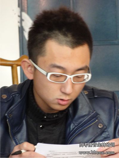 播音班学员王明铭在课堂